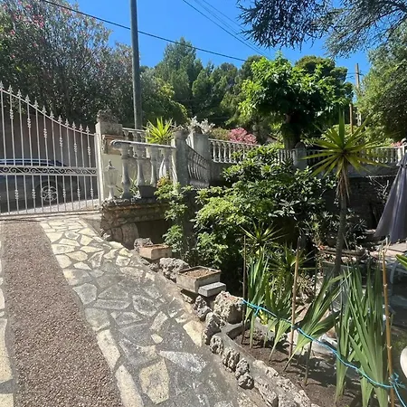 Charming House With Garden In 펜션 루케이트